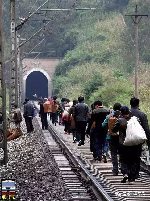 如今,曾经埋葬铁道兵烈士的木嘎火车站后的山坡上,能留下历史印记的